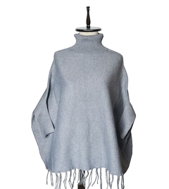PONCHO TEJIDO DE CUELLO ALTO CON MANGAS Y FLECOS