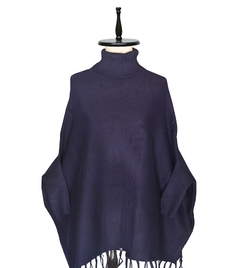 Imagen de PONCHO TEJIDO DE CUELLO ALTO CON MANGAS Y FLECOS