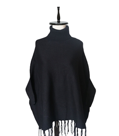 PONCHO TEJIDO DE CUELLO ALTO CON MANGAS Y FLECOS en internet