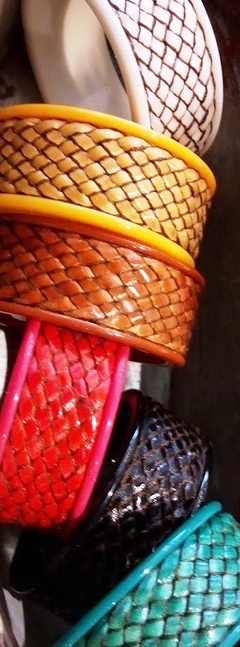 PULSERA DE ACRILICO CON ENTRELAZADO - comprar online