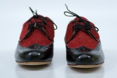 Zapatos acordonados gamuza roja y charol negro