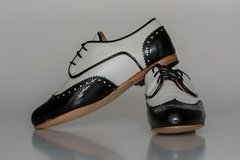 Acordonados Blanco y charol negro, zapatos artesanales, derby, zapatos de mujer