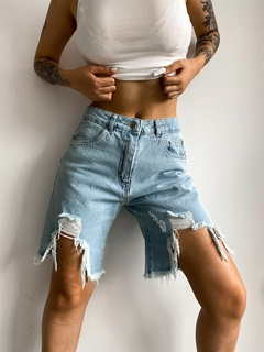 Bermuda Jean con Roturas y Desflecado