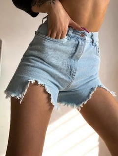 Short Jean Rígido Desflecado Irregular en internet