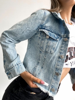 Campera Denim Rígida Desflecada - comprar online