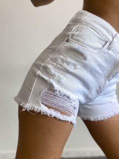 Short Rigido Blanco Desflecado con Roturas en internet