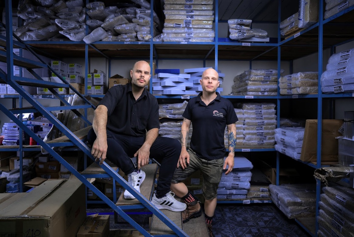 Yuri Manzolli e Bruno Manzolli na produ&ccedil;&atilde;o da Lustres G&ecirc;nesis