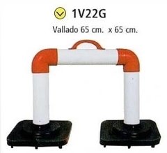 Valla plastica de 64 cm de ancho x 64 cm de altura con bases de goma (1x1 modulos)