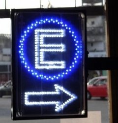 Cartel para estacionamiento con led doble faz (2 tapas de policarbonato de 380x260x45 mm) en internet