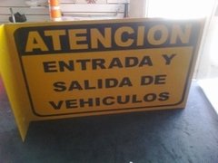 Cartel de chapa para entrada y salida de vehiculos doble faz color amarillo con plegado (para estacionamientos)