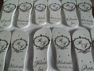 Kit com 20 pares de chinelos personalizado para casamento. na internet