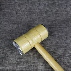 MARTILLO DE MADERA CON BORDES DE METAL PARA CARNE 26CM - comprar online