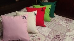 Imagen de ALMOHADON TELA TROPICAL CON SILUETA MASCOTA BORDADA EN ANGULO