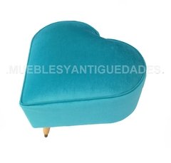 Puff banqueta banquito corazón pana o cuero vinílico con patas de madera (PC111M)