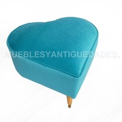 Puff banqueta banquito corazón pana o cuero vinílico con patas de madera (PC111M) - comprar online