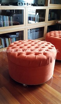 Banqueta Puff redondo capitoné con patas de metal tapizado en pana cuero vinílico ecocuero cuerina (PG103M) en internet