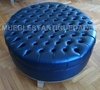 Banqueta Puff redondo capitoné con patas de metal tapizado en pana cuero vinílico ecocuero cuerina (PG104M)