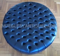 Banqueta Puff redondo capitoné con patas de metal tapizado en pana cuero vinílico ecocuero cuerina (PG104M) en internet