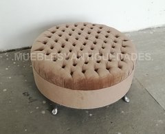 Banqueta Puff redondo capitoné con patas de metal tapizado en pana cuero vinílico ecocuero cuerina (PG104M) en internet