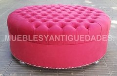 Banqueta Puff redondo capitoné con patas de metal tapizado en pana cuero vinílico ecocuero cuerina color rojo fucsia (PG104M)