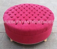 Banqueta Puff redondo capitoné con patas de madera tapizado en pana cuero vinílico ecocuero cuerina color rojo fucsia (PG104M)