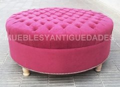 Banqueta Puff redondo capitoné con patas de madera tapizado en pana cuero vinílico ecocuero cuerina color rojo fucsia (PG104M) - comprar online