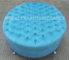 Banqueta Puff redondo capitoné con patas de metal tapizado en pana cuero vinílico ecocuero cuerina color turquesa (PG104M)