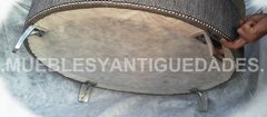 Banqueta Puff redondo capitoné con patas de metal tapizado en tela entramada (PG105M) - Muebles y Antiguedades - Argentina