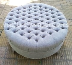 Banqueta Puff redondo capitoné con patas de metal tapizado en tela entramada (PG105M) - comprar online