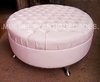 Banqueta Puff redondo capitoné con patas de metal tapizado en pana cuero vinílico ecocuero cuerina color blanco (PG107M)