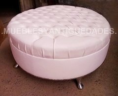 Banqueta Puff redondo capitoné con patas de metal tapizado en pana cuero vinílico ecocuero cuerina color blanco (PG107M)