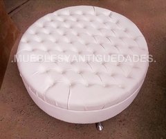 Banqueta Puff redondo capitoné con patas de metal tapizado en pana cuero vinílico ecocuero cuerina color blanco (PG107M) en internet