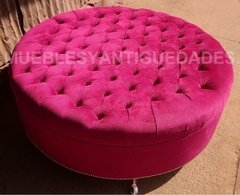 Banqueta Puff redondo capitoné con patas de metal tapizado en pana cuero vinílico ecocuero cuerina color rojo fucsia (PG107M) - comprar online