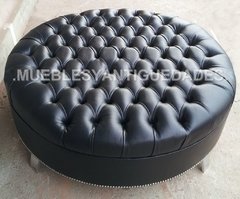 Banqueta Puff redondo capitoné con patas de metal tapizado en pana cuero vinílico ecocuero cuerina color negro (PG108M)