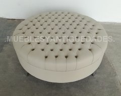 Puff redondo capitoné tapizado en pana o cuero vinílico y patas en metal macizo pulido (PG108M) - comprar online