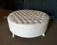 Puff redondo capitoné con patas de madera e hilera de tachas (PG109M) - comprar online