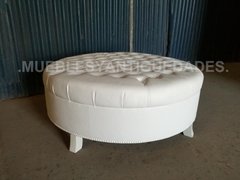 Puff redondo capitoné con patas de madera e hilera de tachas (PG109M) - tienda online