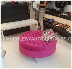 Banqueta Puff redondo grande con patas de metal tapizado en pana cuero vinílico ecocuero cuerina color fucsia (PG107M)