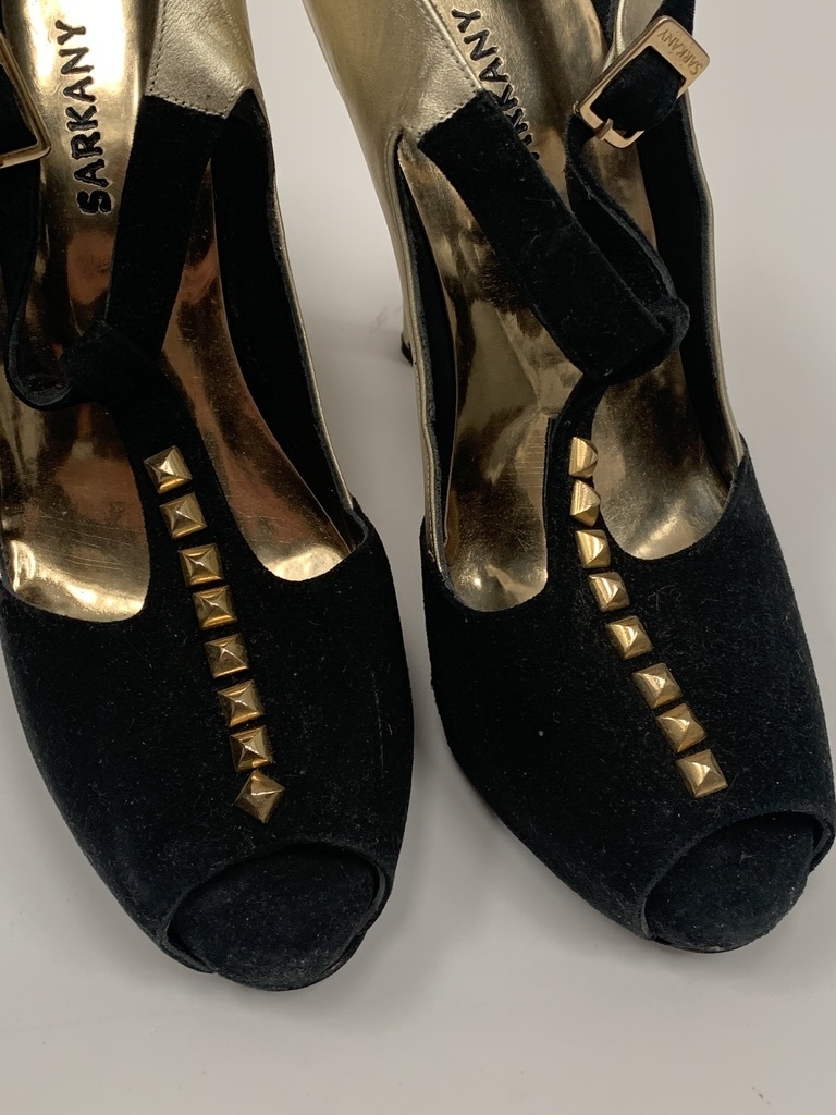 ZAPATOS SARKANY 38 GAMUZADOS NEGRO DORADO TACO 12CM (USADO)