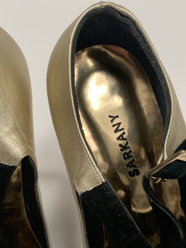 ZAPATOS SARKANY 38 GAMUZADOS NEGRO DORADO TACO 12CM (USADO)