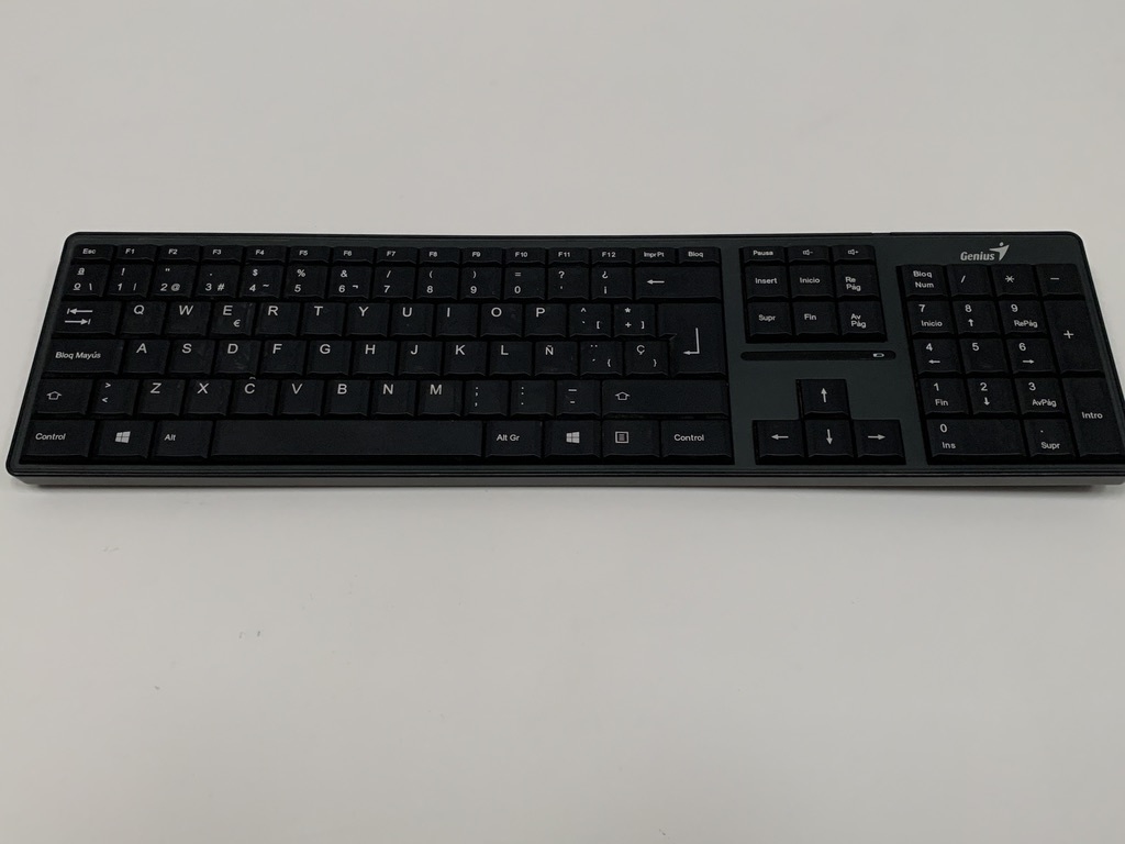TECLADO PC GENIUS SLIMSTAR 8000 INALÁMBRICO NEGRO S/RECEPTOR (USADO)