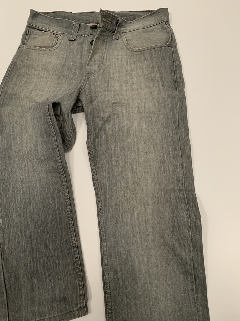 JEAN LEVIS RECTO GRIS HOMBRE W 30 L 32 (USADO)