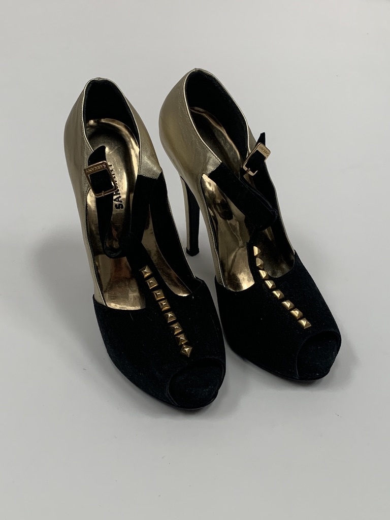 ZAPATOS SARKANY 38 GAMUZADOS NEGRO DORADO TACO 12CM (USADO)
