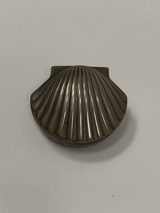 PASTILLERO METALICO EN FORMA DE OSTRA O CONCHA DE MAR PESADO