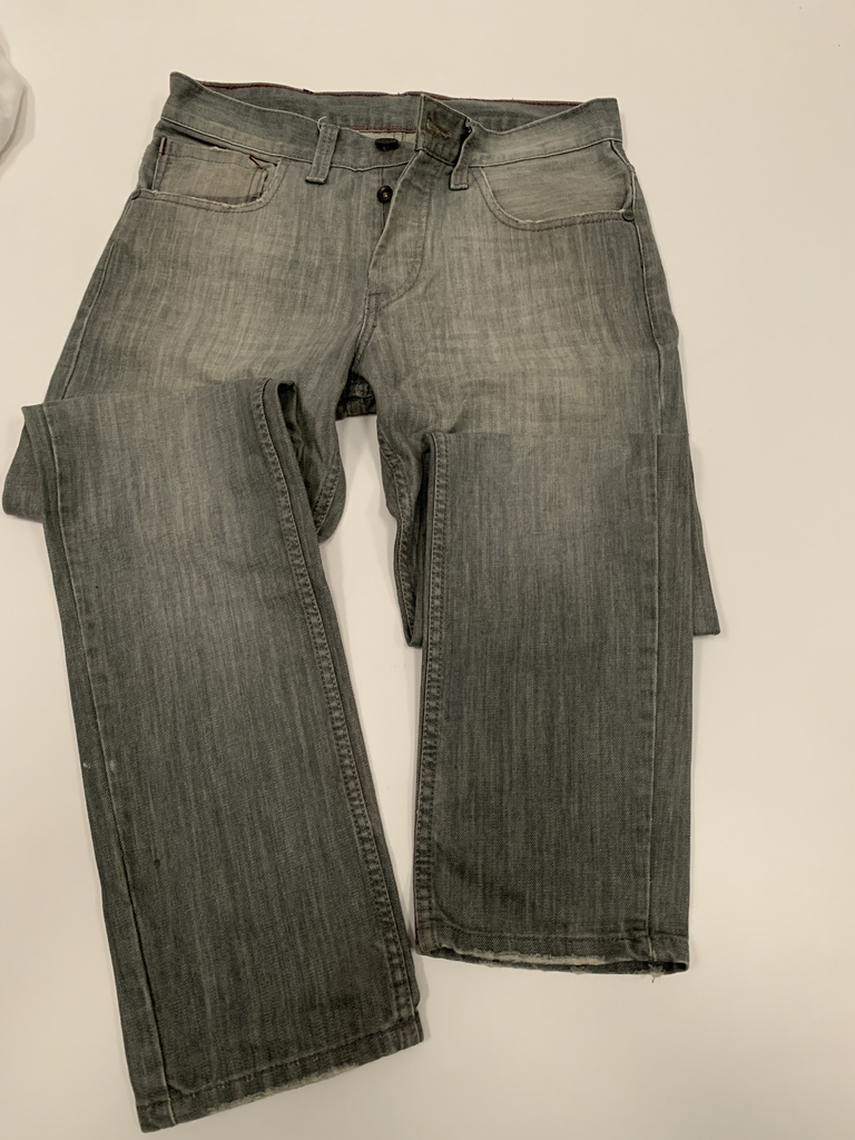 JEAN LEVIS RECTO GRIS HOMBRE W 30 L 32 (USADO)