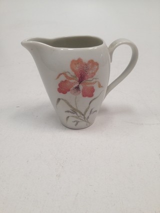 LECHERA DE LOZA BLANCA DRESDEN CON DISEÑO DE FLOR (USADO)