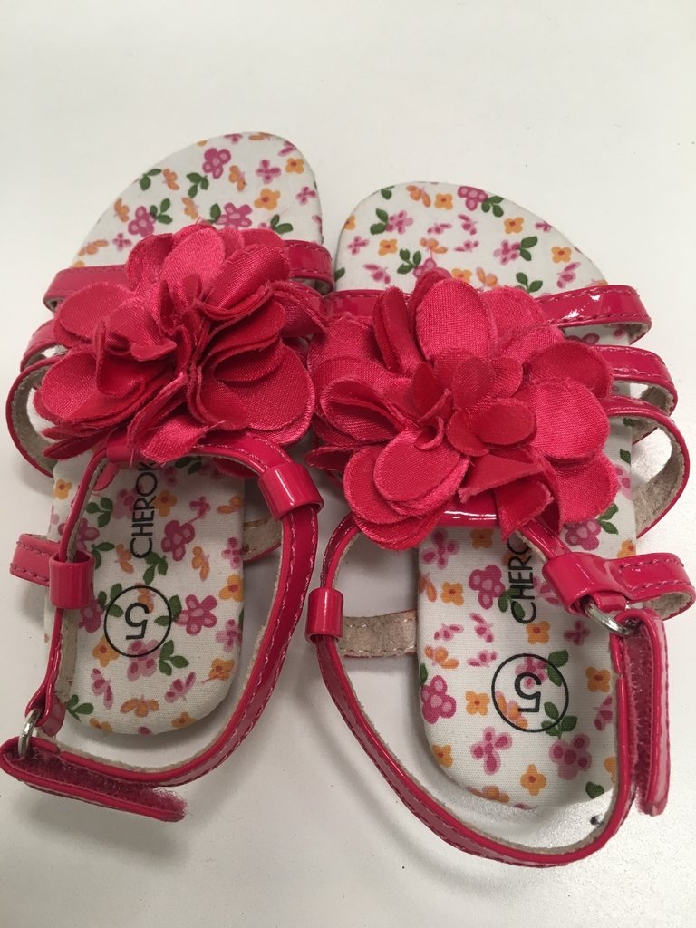 SANDALIAS PARA NENA DE CHAROL CON FLOR CHEROKEE TALLE 5 (USADO)