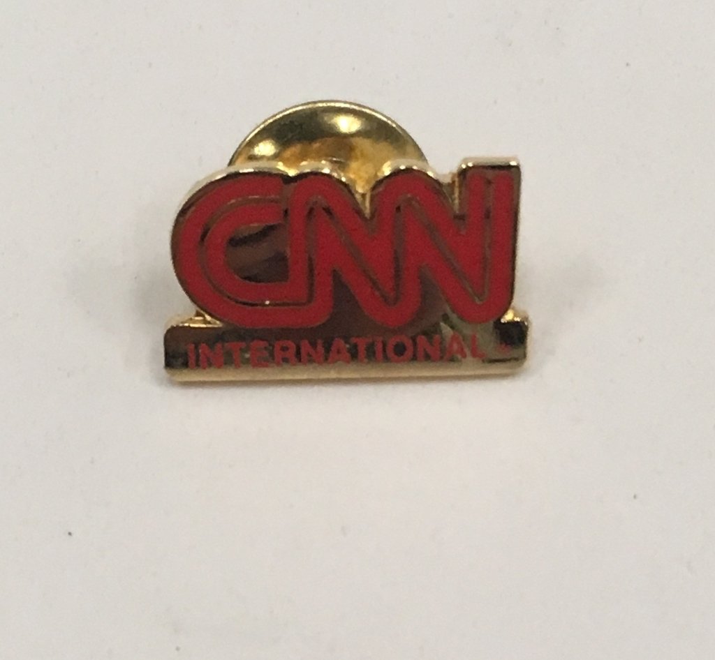 PIN PRENDEDOR CNN INTERNACIONAL 2X1,5CM (USADO)
