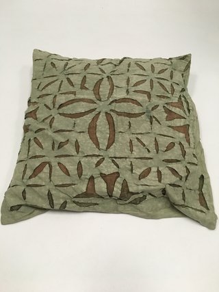 ALMOHADÓN DE TELA CUADRADO VERDE CLARO 41X39CM (USADO)