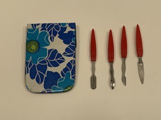 ANTIGUO SET DE MANICURA CON ESTUCHE PLÁSTICO (USADO)